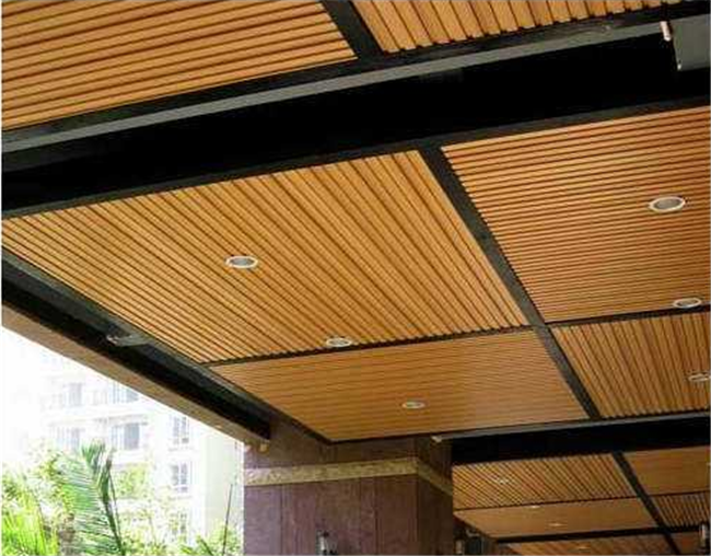 El techo falso insonoro de WPC/del PVC teja el tubo de madera para la