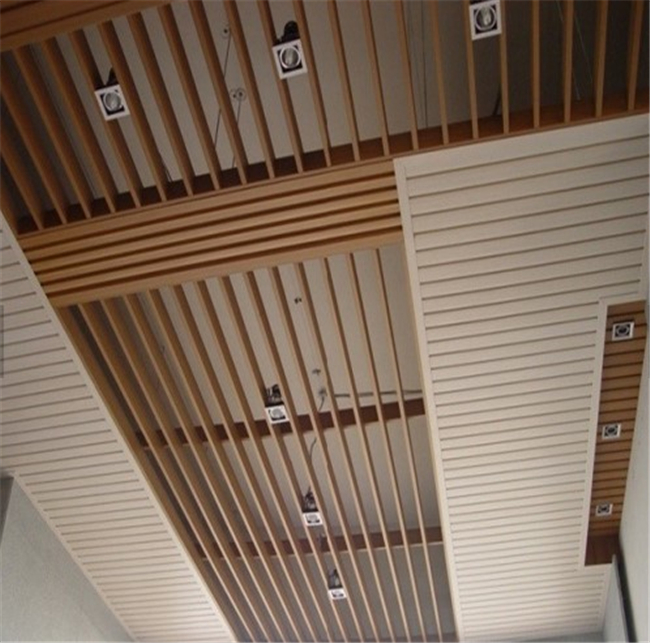 Techo falso moderno de la tira del PVC de madera con la superficie