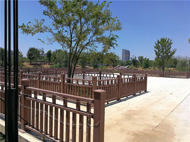 Verja compuesta plástica de madera exterior para el balcón/las puertas